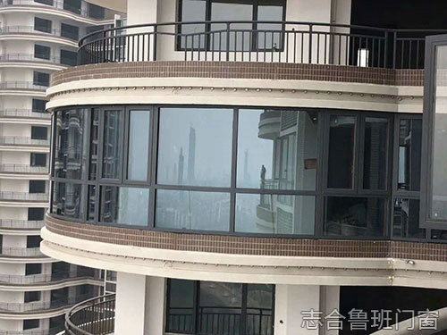 立體弧形窗